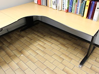 Bureauopstelling in m-vorm in hoogte verstelbaar. afmeting 320 x 200 cm. - afbeelding 4 van  5