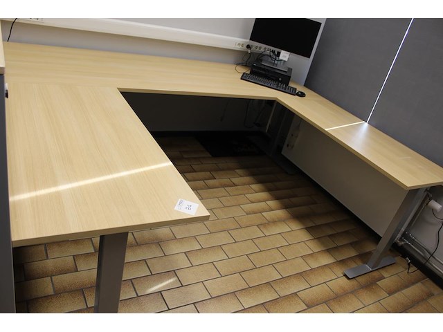 Bureauopstelling in u-vorm in hoogte verstelbaar. afmeting 240 x 200 cm. - afbeelding 1 van  3