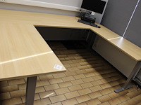 Bureauopstelling in u-vorm in hoogte verstelbaar. afmeting 240 x 200 cm. - afbeelding 1 van  3