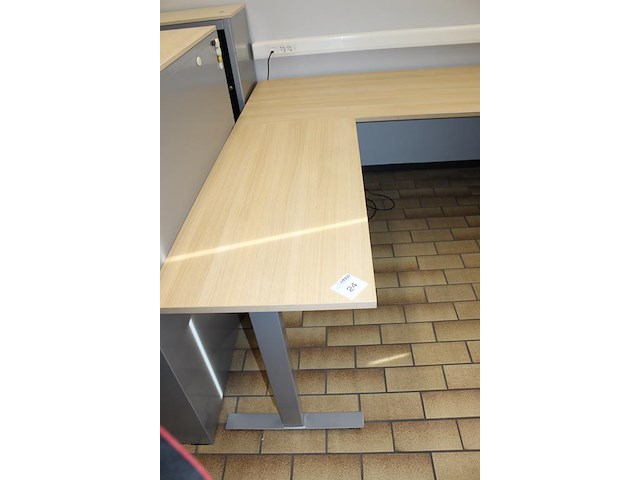 Bureauopstelling in u-vorm in hoogte verstelbaar. afmeting 240 x 200 cm. - afbeelding 2 van  3