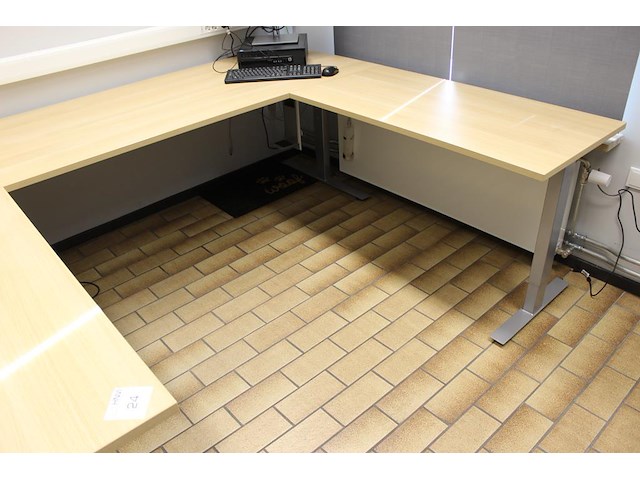Bureauopstelling in u-vorm in hoogte verstelbaar. afmeting 240 x 200 cm. - afbeelding 3 van  3