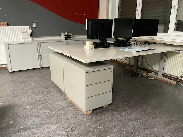 Bureau’s / beeldschermen / archiefkasten - afbeelding 1 van  9