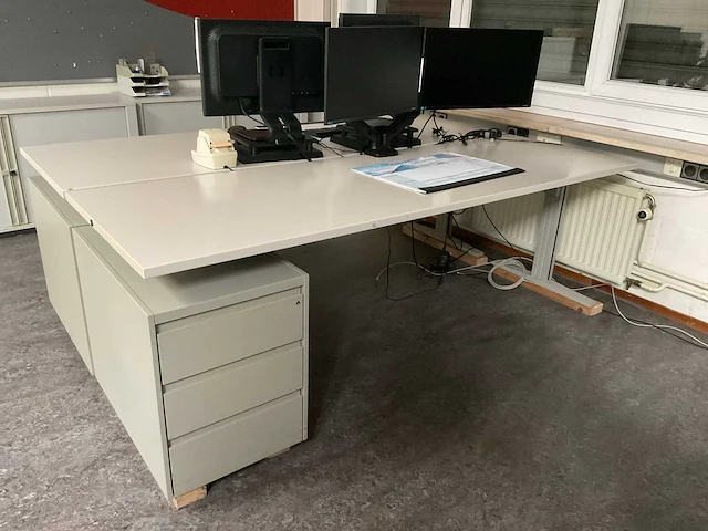 Bureau’s / beeldschermen / archiefkasten - afbeelding 2 van  9