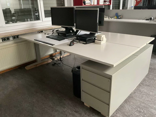 Bureau’s / beeldschermen / archiefkasten - afbeelding 3 van  9