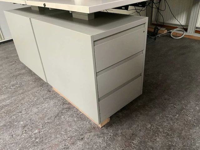 Bureau’s / beeldschermen / archiefkasten - afbeelding 6 van  9