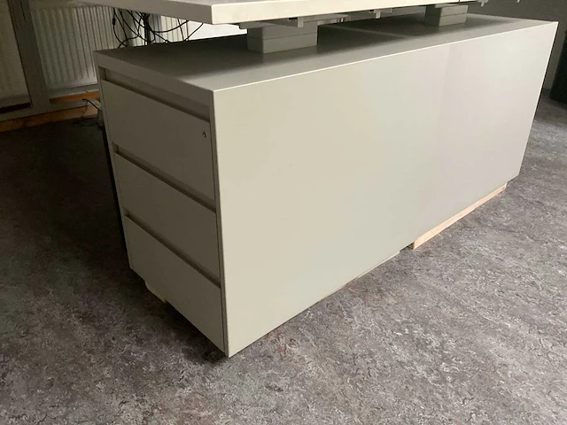 Bureau’s / beeldschermen / archiefkasten - afbeelding 7 van  9
