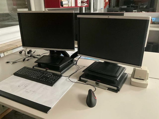 Bureau’s / beeldschermen / archiefkasten - afbeelding 8 van  9