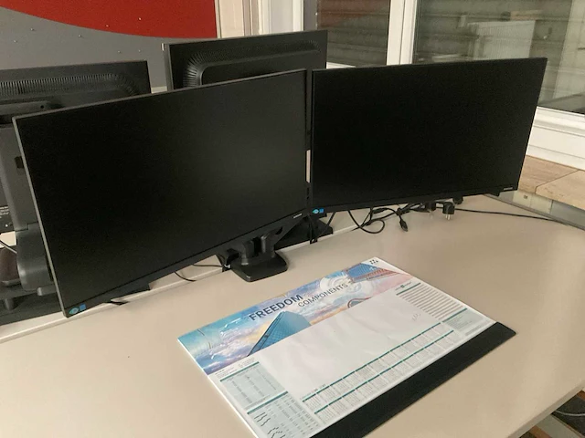 Bureau’s / beeldschermen / archiefkasten - afbeelding 9 van  9