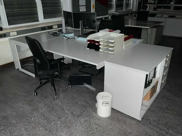 Bureau’s / stoelen / beeldschermen / kasten - afbeelding 1 van  6
