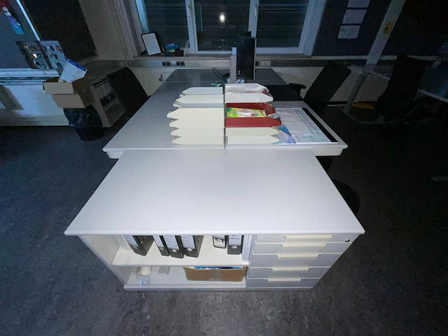 Bureau’s / stoelen / beeldschermen / kasten - afbeelding 2 van  6