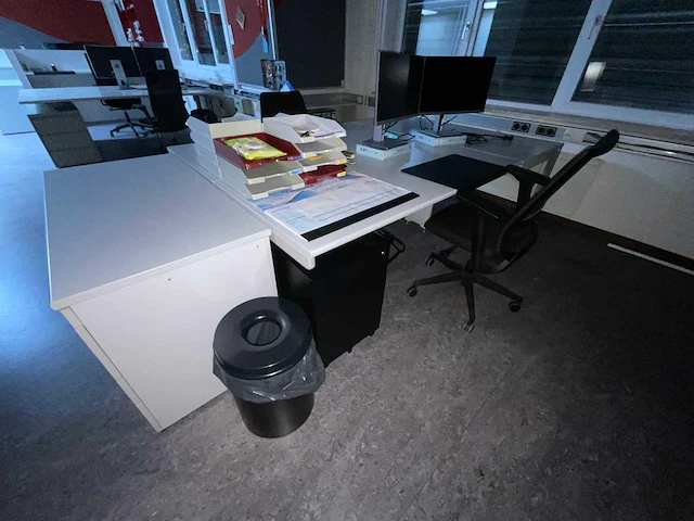 Bureau’s / stoelen / beeldschermen / kasten - afbeelding 3 van  6
