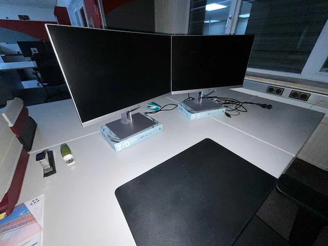 Bureau’s / stoelen / beeldschermen / kasten - afbeelding 4 van  6