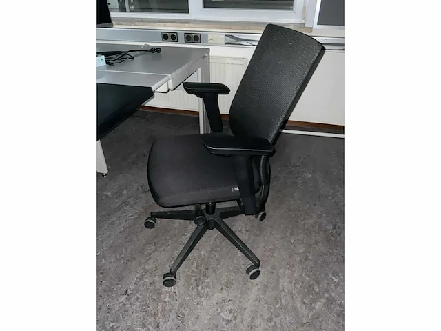 Bureau’s / stoelen / beeldschermen / kasten - afbeelding 5 van  6