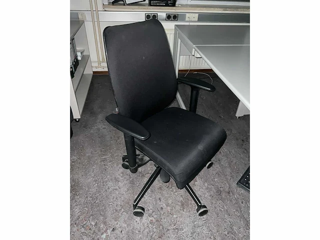 Bureau’s / stoelen / beeldschermen / kasten - afbeelding 6 van  6