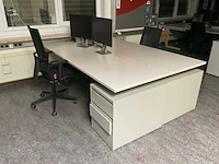 Bureau’s / stoelen / beeldschermen / ladekasten - afbeelding 1 van  9