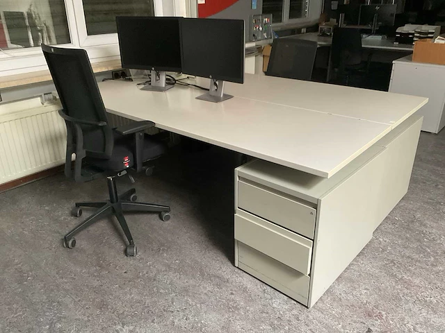 Bureau’s / stoelen / beeldschermen / ladekasten - afbeelding 2 van  9