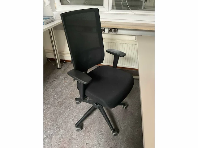 Bureau’s / stoelen / beeldschermen / ladekasten - afbeelding 3 van  9
