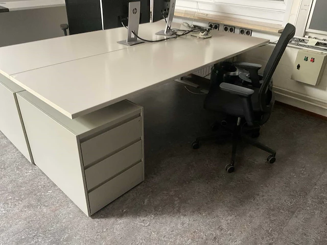 Bureau’s / stoelen / beeldschermen / ladekasten - afbeelding 5 van  9