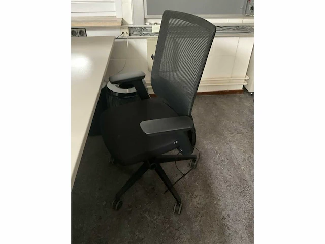 Bureau’s / stoelen / beeldschermen / ladekasten - afbeelding 6 van  9
