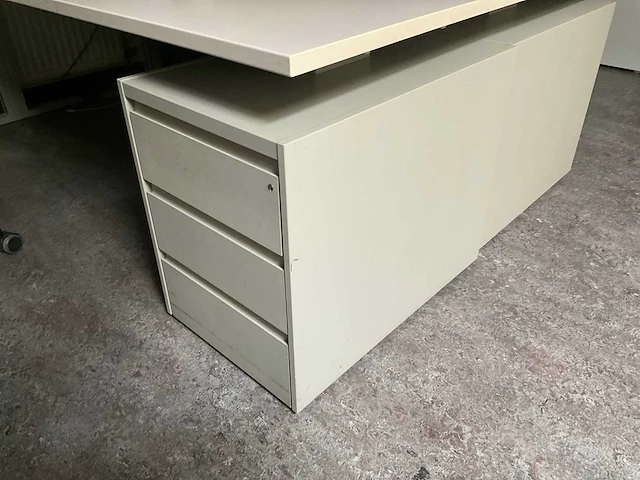 Bureau’s / stoelen / beeldschermen / ladekasten - afbeelding 7 van  9
