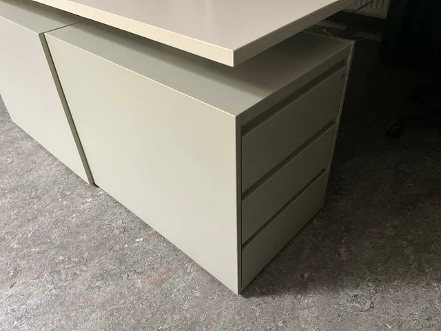 Bureau’s / stoelen / beeldschermen / ladekasten - afbeelding 8 van  9