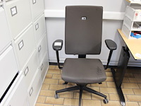 Bureaustoel viasit bekleding beschadigd.