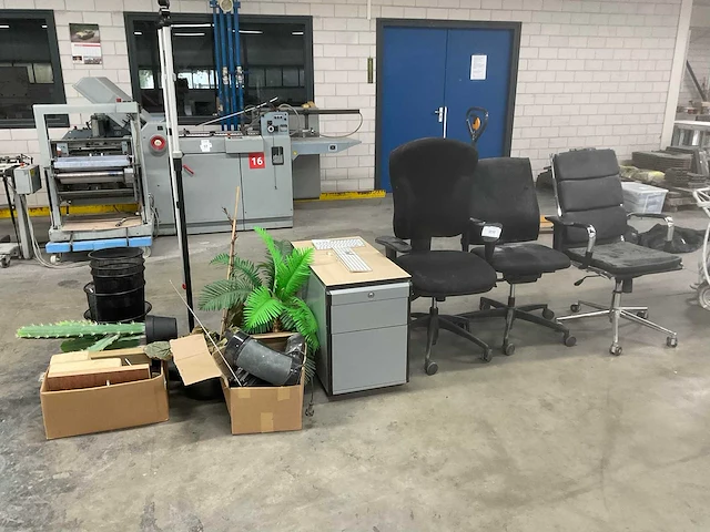 Bureaustoelen en decoratie - afbeelding 1 van  7