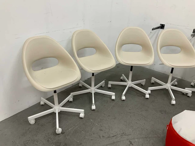 Bureaustoelen met poefen - afbeelding 3 van  7