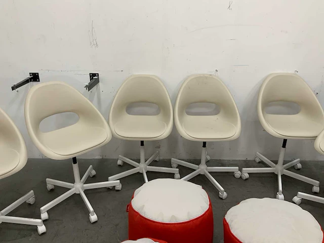 Bureaustoelen met poefen - afbeelding 4 van  7