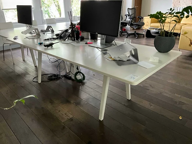 Bureautafel en 4 stapelstoelen - afbeelding 1 van  5