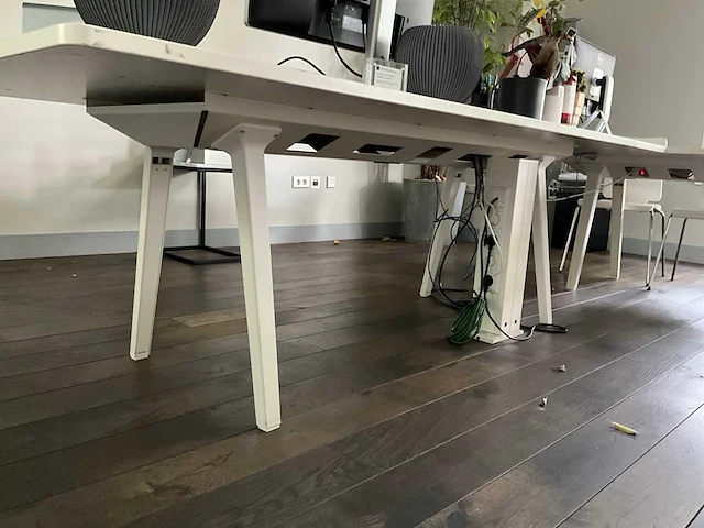 Bureautafel en 4 stapelstoelen - afbeelding 3 van  5