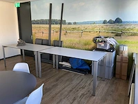 Bureautafel en diversen (2x)