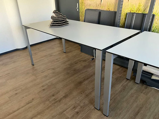 Bureautafel en diversen (2x) - afbeelding 3 van  7
