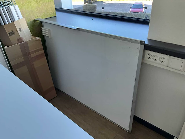Bureautafel en diversen (2x) - afbeelding 4 van  7