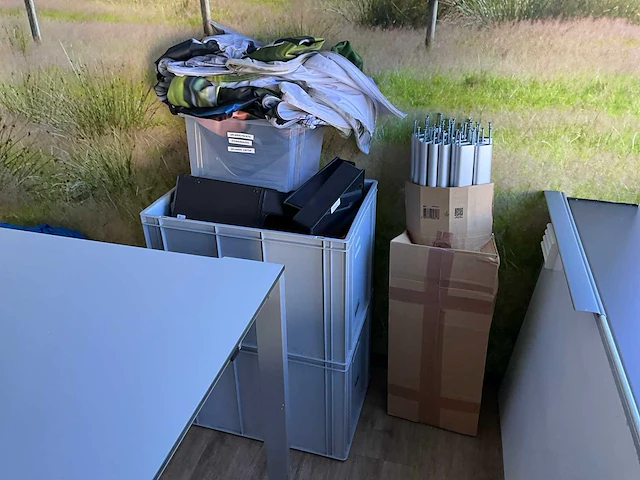 Bureautafel en diversen (2x) - afbeelding 5 van  7