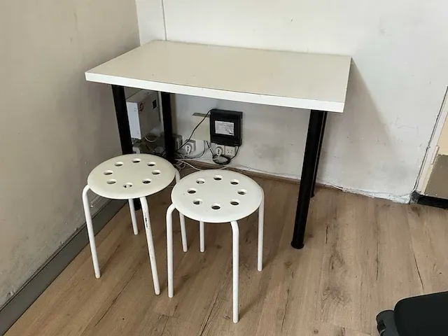 Bureautafel inclusief krukken - afbeelding 2 van  2