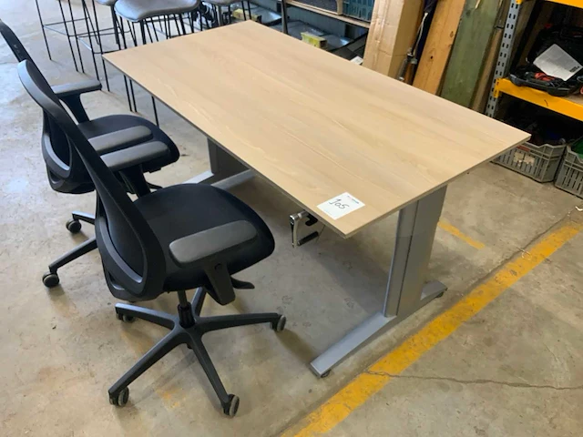 Bureautafel met 2 bureaustoelen - afbeelding 1 van  2