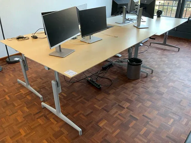 Bureautafel met hp monitoren (3x) - afbeelding 1 van  8