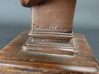 Buste op houten basement - afbeelding 4 van  5