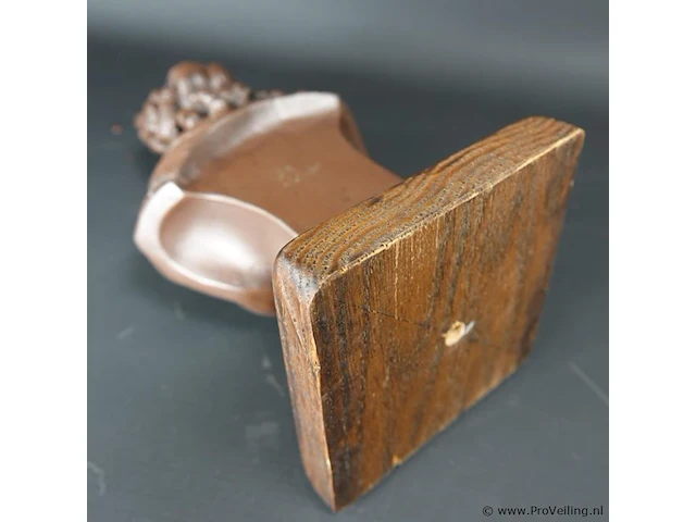 Buste op houten basement - afbeelding 5 van  5