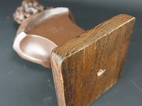 Buste op houten basement - afbeelding 5 van  5