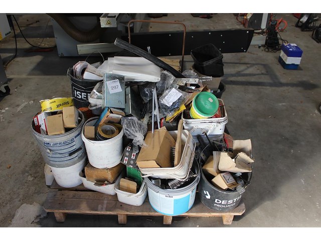 Busvoorraad met bouwgerelateerde producten op pallet. - afbeelding 1 van  3