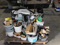 Busvoorraad met bouwgerelateerde producten op pallet. - afbeelding 1 van  3