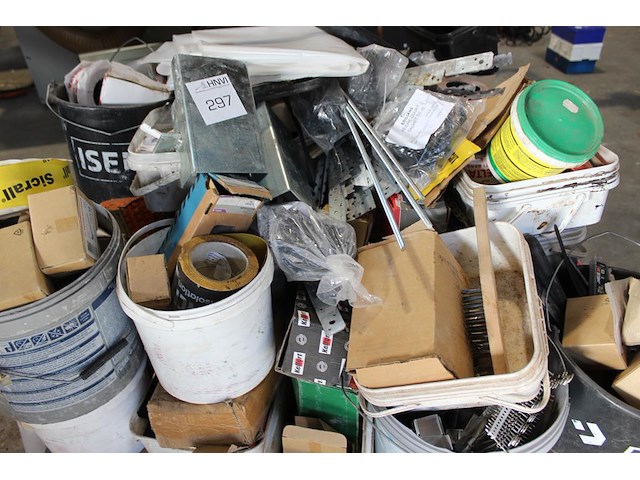 Busvoorraad met bouwgerelateerde producten op pallet. - afbeelding 2 van  3