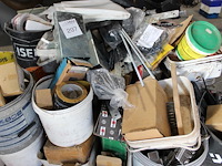 Busvoorraad met bouwgerelateerde producten op pallet. - afbeelding 2 van  3