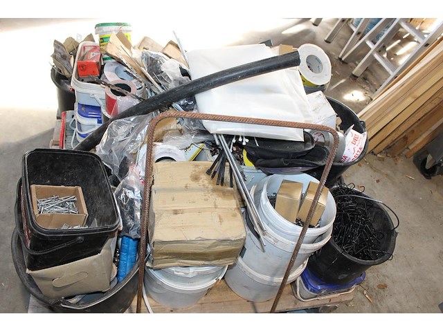 Busvoorraad met bouwgerelateerde producten op pallet. - afbeelding 3 van  3