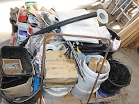 Busvoorraad met bouwgerelateerde producten op pallet. - afbeelding 3 van  3