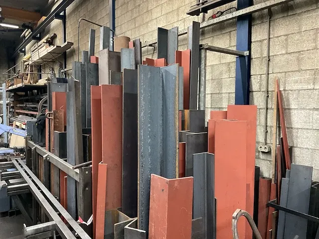 (c) partij staal in verticale stafmateriaal stelling - afbeelding 1 van  7