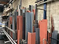 (c) partij staal in verticale stafmateriaal stelling - afbeelding 1 van  7