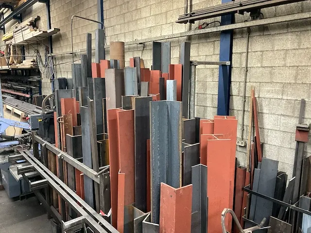 (c) partij staal in verticale stafmateriaal stelling - afbeelding 2 van  7